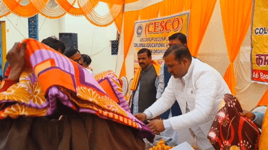 ज्ञानपुर: गोपीगंज में विधायक और डीएम ने 1500 जरूरतमंदों को कंबल वितरित किया