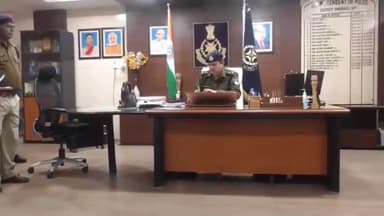माडा: पुलिस अधीक्षक मनीष खत्री ने जिले में तीन आरक्षकों को दिया नववर्ष पर पदोन्नति का तोहफा