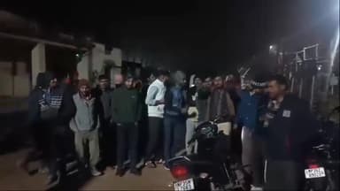 अमानगंज: अमानगंज नगर के वार्ड 15 के अंधरखुआ ग्राम में बिजली गुल होने पर ग्रामीण पहुंचे विद्युत केंद्र