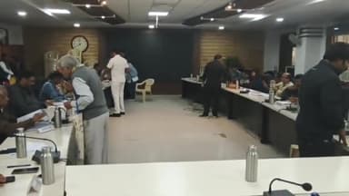 कलेक्टर कार्यालय के जनसुनवाई में आई कई शिकायते, कलेक्टर ने सुनी शिकायतें.