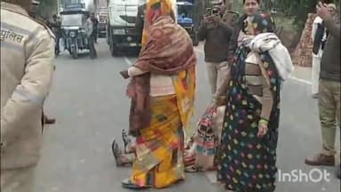 बाह: बाह-आगरा हाईवे पर महिलाओं ने विवादित स्कूल की बाउंड्री निर्माण के खिलाफ किया हंगामा और प्रदर्शन