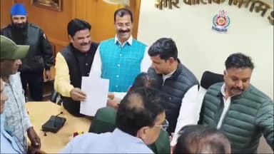 इंदौर: महापौर ने नगर निगम के कर्मचारियों को किया सम्मानित, 33 कर्मियों के समयमान वेतनमान को लेकर जारी किए आदेश