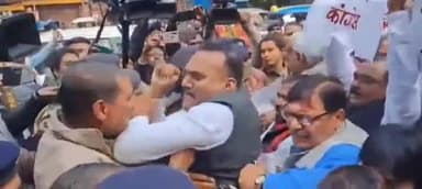 पटना ग्रामीण: लेफ्ट और कांग्रेस के विधायकों ने अभ्यर्थियों के समर्थन में निकाला राजभवन मार्च, पुलिस व विधायकों के बीच हुई धक्का मुक्की