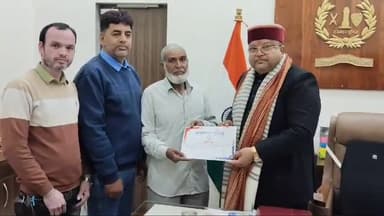 झुंझुनू: ATM को लुटेरों से बचाने व सर्राफा व्यापारी की दुकान में चोरी करने वालों को पकड़वाने वाले गार्डों का SP ने किया सम्मान