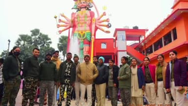 वारिसनगर: नववर्ष पर मणिपुर भगवती स्थान मंदिर में पूजा-अर्चना के लिए उमड़ी भीड़