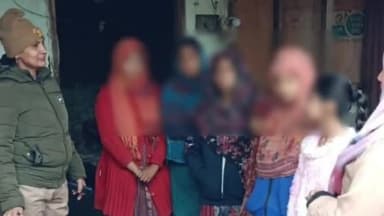 रामपुर: मुरसेना चौराहे पर महिला पुलिस अधिकारी ने मिशन शक्ति कार्यक्रम का आयोजन कर महिलाओं को कानूनी जानकारी दी