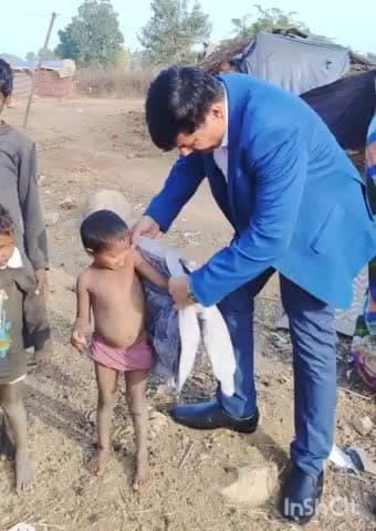 गढ़वा: गढ़वा प्रखंड के जरगढ़ गांव में अनुमंडल पदाधिकारी संजय कुमार ने मुसहर परिवार के साथ नव वर्ष मनाया