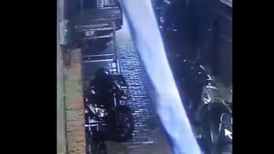 झांसी: झोकन बाग एस.एम. टावर के पास महिला ने स्कूटी में लगाई आग, घटना सीसीटीवी में कैद, पीड़ित ने की पुलिस में शिकायत