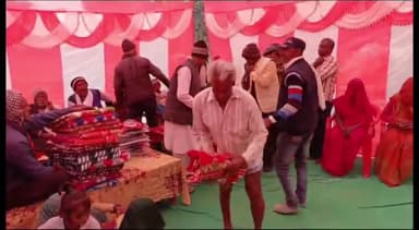 देवेंद्रनगर: ग्राम कोढन पुरवा में सरपंच रामकिशोर कुशवाहा ने 70 वर्ष से अधिक आयु के लोगों को ठंड से बचाव के लिए ऊनी कंबल वितरित किए