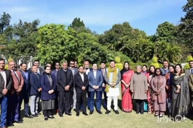 देहरादून: सीएम धामी ने शासकीय आवास पर कई लोगों से मुलाकात कर दी नव वर्ष की शुभकामनाएं