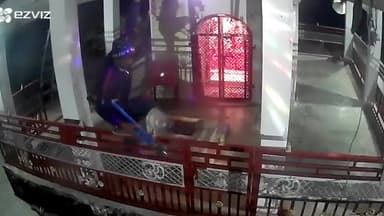 चकरनगर: सहसों थाना क्षेत्र अंतर्गत मंदिर में हुई चोरी, घटना का सीसीटीवी फुटेज आया सामने