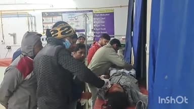 जमुई: पद्मावत के पास अज्ञात वाहन की टक्कर से दो बाइक पर सवार तीन लोग हुए घायल