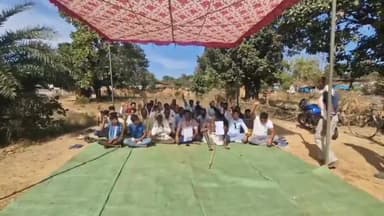 औंधी धान उपार्जन केंद्र में धान खरीदी प्रारंभ करने को लेकर किसानों ने किया धरना प्रदर्शन