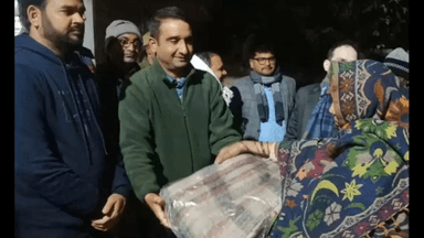 ज्ञानपुर: ज्ञानपुर में ठंड से बचाव के लिए डीएम ने व्यवस्थाओं का लिया जायजा, जरूरतमंदों को बांटे कंबल