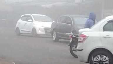 शाजापुर: नए साल में कोहरा छाया, शहर में विजिबिलिटी कम, वाहनों की रफ्तार धीमी, ठंड से बचने के लिए लोग अलाव जला रहे हैं