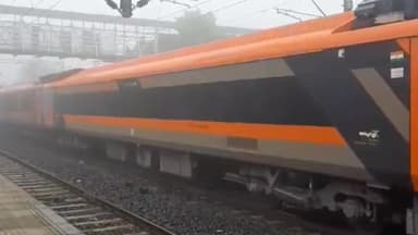 गरोठ: हाई स्पीड वंदे भारत एक्सप्रेस ट्रेन का ट्रायल, गरोठ स्टेशन पर कोहरे के कारण गति धीमी