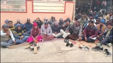 झुंझुनू: बगड़ रोड पर बिजली कर्मचारी के साथ मारपीट करने वाले आरोपियों की गिरफ्तारी की मांग को लेकर बिजली कर्मचारी बैठे धरने पर