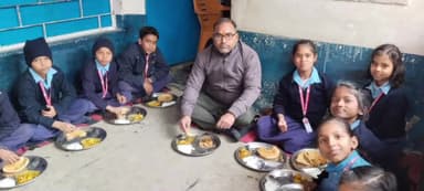 उदवंत नगर: प्राथमिक विद्यालय मिल्की में शिक्षकों ने स्कूली छात्रों के साथ नव वर्ष का सेलिब्रेशन किया