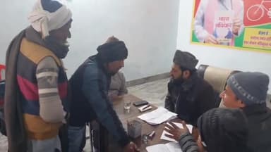 रामपुर: तोपखाना स्थित कार्यालय पर नए साल के पहले दिन सांसद मौलाना मोहिबुल्लाह नदवी ने जनता दरबार लगाकर जनसुनवाई की