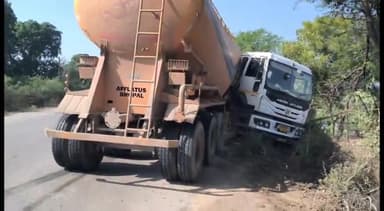 देवेंद्रनगर: सतना रोड एनएच 39 पर इटवा दुबहिहां के पास गाय बचाने के प्रयास में बल्कर ट्रक सड़क किनारे जा उतरा, चालक बाल-बाल बचा