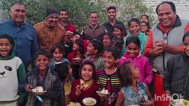 अंबाह: BCA प्रांगण में समाज सेवियों ने झुग्गी झोपड़ी के बच्चों के साथ न्यू ईयर केक काटा