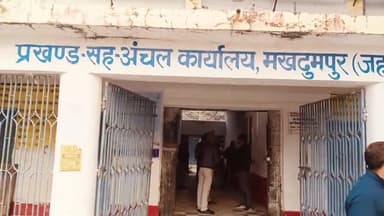 मखदुमपुर: मगध प्रमंडल आयुक्त ने मखदुमपुर प्रखंड कार्यालय का निरीक्षण किया, अधिकारियों के साथ बैठक की