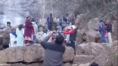 सेन्हा: नक्सलीयों के मांद सेन्ह धरधरिया जलप्रपात में पहुंचे सैलानी, सुरक्षा के कड़े इंतजाम