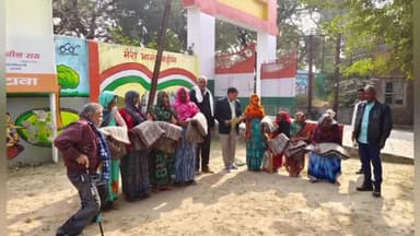 इटावा: ग्राम जरौली में तहसीलदार के नेतृत्व में 50 पात्र लाभार्थियों को सर्दी से बचाव के लिए कंबल का किया गया वितरण