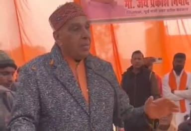 शोहरतगढ़: तुलसियापुर चौराहे पर आयोजित कंबल वितरण समारोह में बीजेपी के प्रदेश उपाध्यक्ष डॉ. धर्मेंद्र सिंह ने लिया हिस्सा