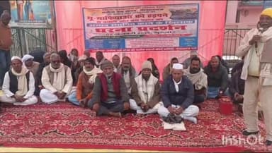 गोपालगंज: आंबेडकर चौक पर राजेंद्र बस स्टैंड की फर्जी जमाबंदी मामले में दोषी अधिकारी की गिरफ्तारी की मांग को लेकर लोग धरने पर बैठे