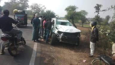 पांकी: पांकी मेदिनीनगर मुख्य पथ पर कार अनियंत्रित होकर खाई में गिरी