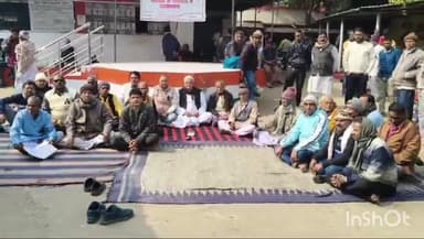 बांका: पेपरलेस प्रक्रिया के विरोध में कातिबों ने निबंधन कार्यालय में प्रदर्शन किया