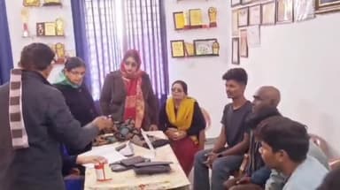 टीकमगढ़: चाय बेचने वाले राजा ने युवाओं के साथ मिलकर मानसिक विक्षिप्त को नहलाया, नए कपड़े पहनाए