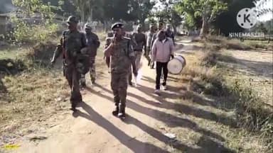 लापुंग: लापुंग थाना कांड के अभियुक्त PLFI नक्सलियों के घर पर पुलिस अधीक्षक ग्रामीण के निर्देशानुसार इश्तहार चिपकाया गया