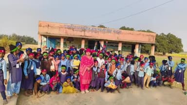 नरकटियागंज: सीतापुर बलुआ विद्यालय की शिक्षिका ने जन्मदिन पर 150 बच्चों को टोपी बांटी