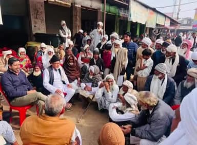 सीकरी: पूर्व विधायक वाजिब अली ने जुमे की नमाज के बाद गुलपाड़ा गांव के लोगों से मुलाकात कर हाल जाना