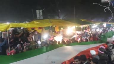 सिराथू: कड़ा उर्स मेले में चढ़ाई गई तिरंगा चादर, बनी आकर्षण का केंद्र