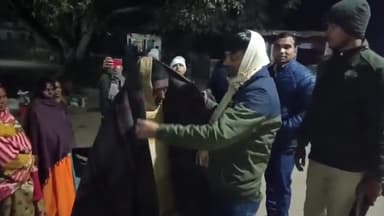 मोहनिया: मोहनिया के एसडीएम ने शहर में अलाव व्यवस्था का लिया जायजा, गरीबों के बीच बांटे कंबल; बीडीओ और ईओ रहे मौजूद