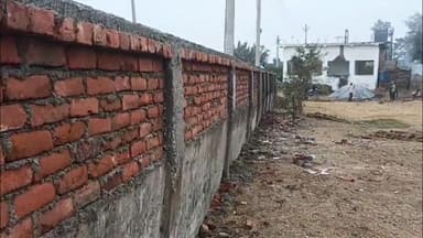 मोहनिया: भरखर गांव में सीएम की संभावित यात्रा को लेकर तैयारी जोरों पर, विद्यालय के बाउंड्री वॉल निर्माण में बरती जा रही अनियमितता