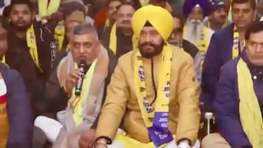 पुजारियों का आशीर्वाद अरविंद केजरीवाल जी के साथ @arvindkejriwal जी द्वारा 'पुजारी-ग्रंथी सम्मान योजना' के एलान के बाद आज CM @atishiaap जी ने दिल्ली के विभिन्न मंदिरों के पुजारियों से बात की।