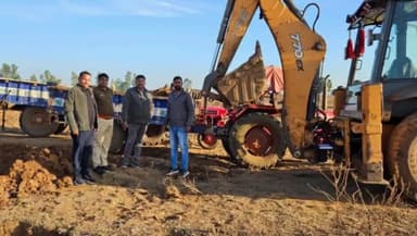 शाहबाद: समरानिया में चारागाह भूमि पर अवैध खनन करते मशीन और 3 ट्रैक्टर-ट्रॉली की गई जब्त