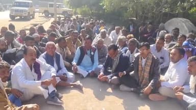 बीकानेर: गलत इंजेक्शन लगाने से युवक की मौत, परिजनों ने डॉक्टर के खिलाफ कार्रवाई की मांग को लेकर PBM मोर्चरी के आगे लगाया धरना