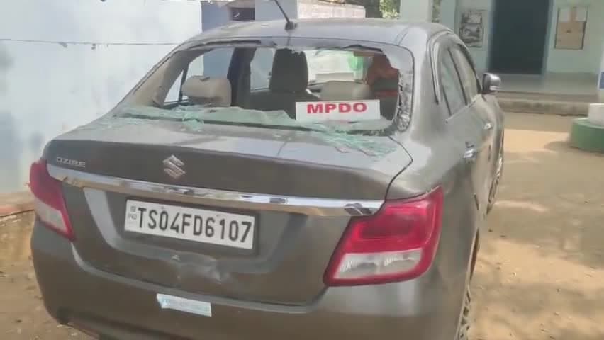 చిన్నగూడూరు: చిన్న గూడూరు ఎంపీడీవో రామారావు కారును ధ్వంసం చేసిన గుర్తుతెలియని వ్యక్తులు