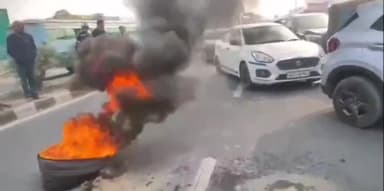 फुलवारी: बीपीएससी अभ्यर्थियों के समर्थन में पटना बाइपास पर पप्पू यादव के समर्थकों ने टायर जलाकर की आगजनी, वाहनों की लगी लंबी कतार