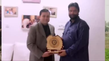 हैदर अली एक्टर को पूर्व मंत्री प्रदीप जैन जी द्वारा 53 वी बार रक्तदान करनेपर सम्मान करने का लखनऊ के न्यूज़ चैनल मे आया है