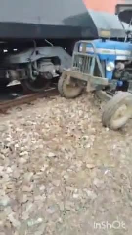 औरैया: दिबियापुर के सुखमपुर के पास ट्रैक्टर से टकराने से बची वंदे भारत एक्सप्रेस, चालक ने लगाए इमरजेंसी ब्रेक