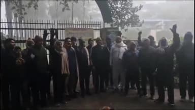 इटावा: सदर तहसील इलाके के राममनोहर लोहिया पार्क कंपनी गार्डन में प्रवेश शुल्क को लेकर शहरवासियों ने जताया विरोध