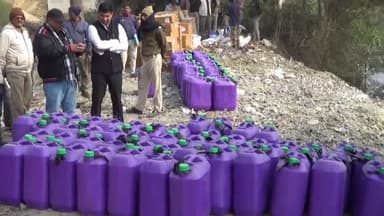 जमुई: उत्पाद विभाग सहित विभिन्न थानों में जब्त 10 हजार लीटर शराब को पुलिस लाइन में जेसीबी चलाकर किया गया नष्ट