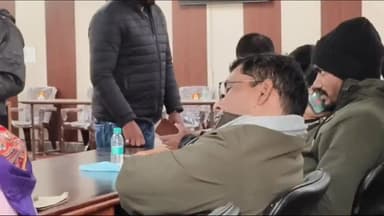 सिराथू: सिराथू में आयोजित समाधान दिवस पर चकबंदी अधिकारी का सोते हुए वीडियो हुआ वायरल