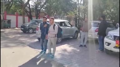 टीकमगढ़: पशु पालन विभाग में दिव्यांगों को नौकरी नहीं मिली, कलेक्ट्रेट कार्यालय पहुंचे दिव्यांग, अधिकारी ने जांच का आश्वासन दिया